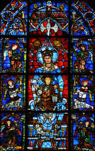 Une des cent soixante-quinze représentations de la Vierge dans la cathédrale, ce vitrail emblématique montre Marie majestueuse et lumineuse, incarnant à la fois la pureté et la grâce divine.